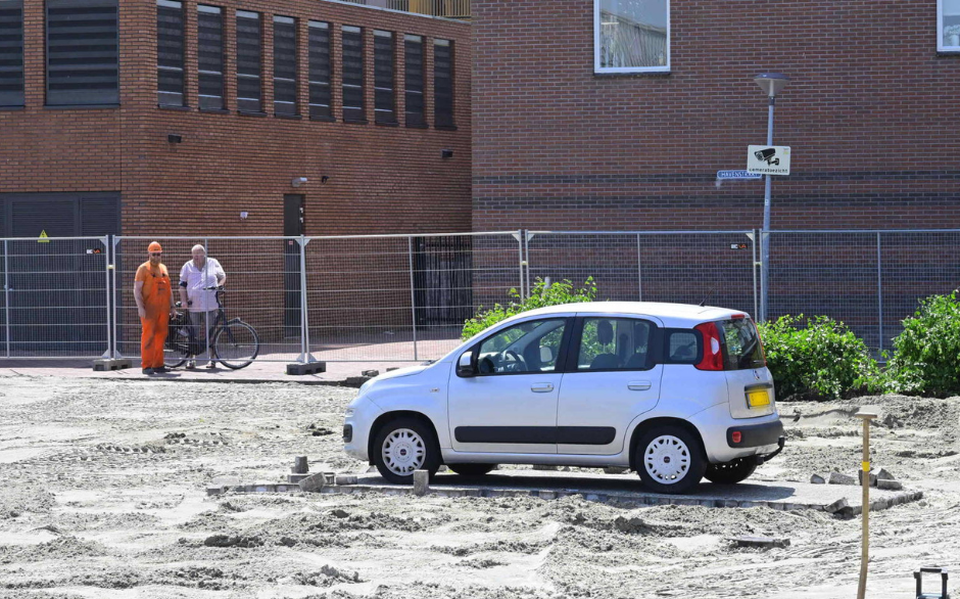 Een verlaten auto op een bouwterrein in Delfzijl.