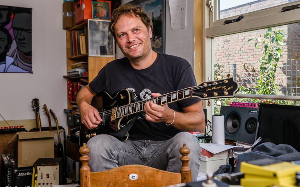 Gitarist Ruben Hoeke is directeur van de stichting Muziek voor Kids. Foto: Pascal Fielmich