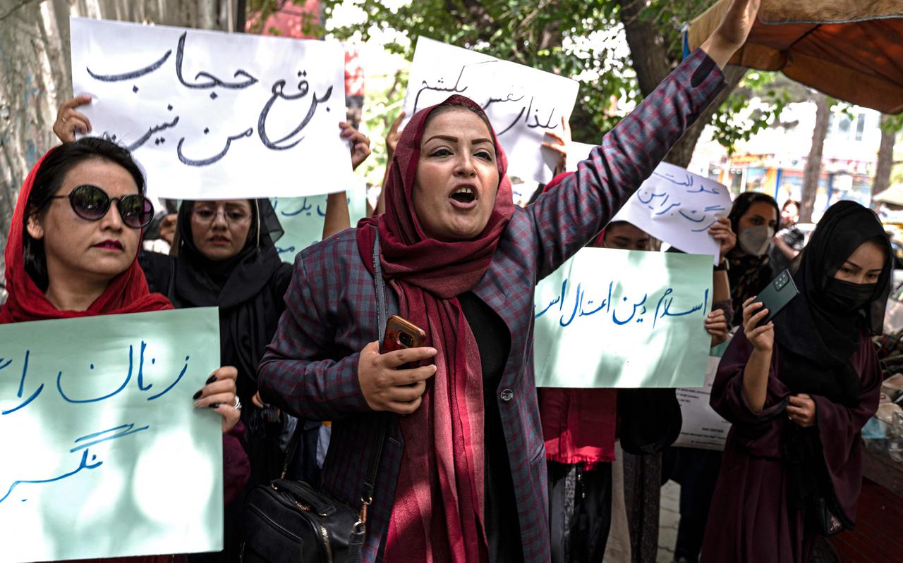 Vrouwen protesteren in Kabul tegen het verplicht dragen van gezichtsbedekkende kleding. 