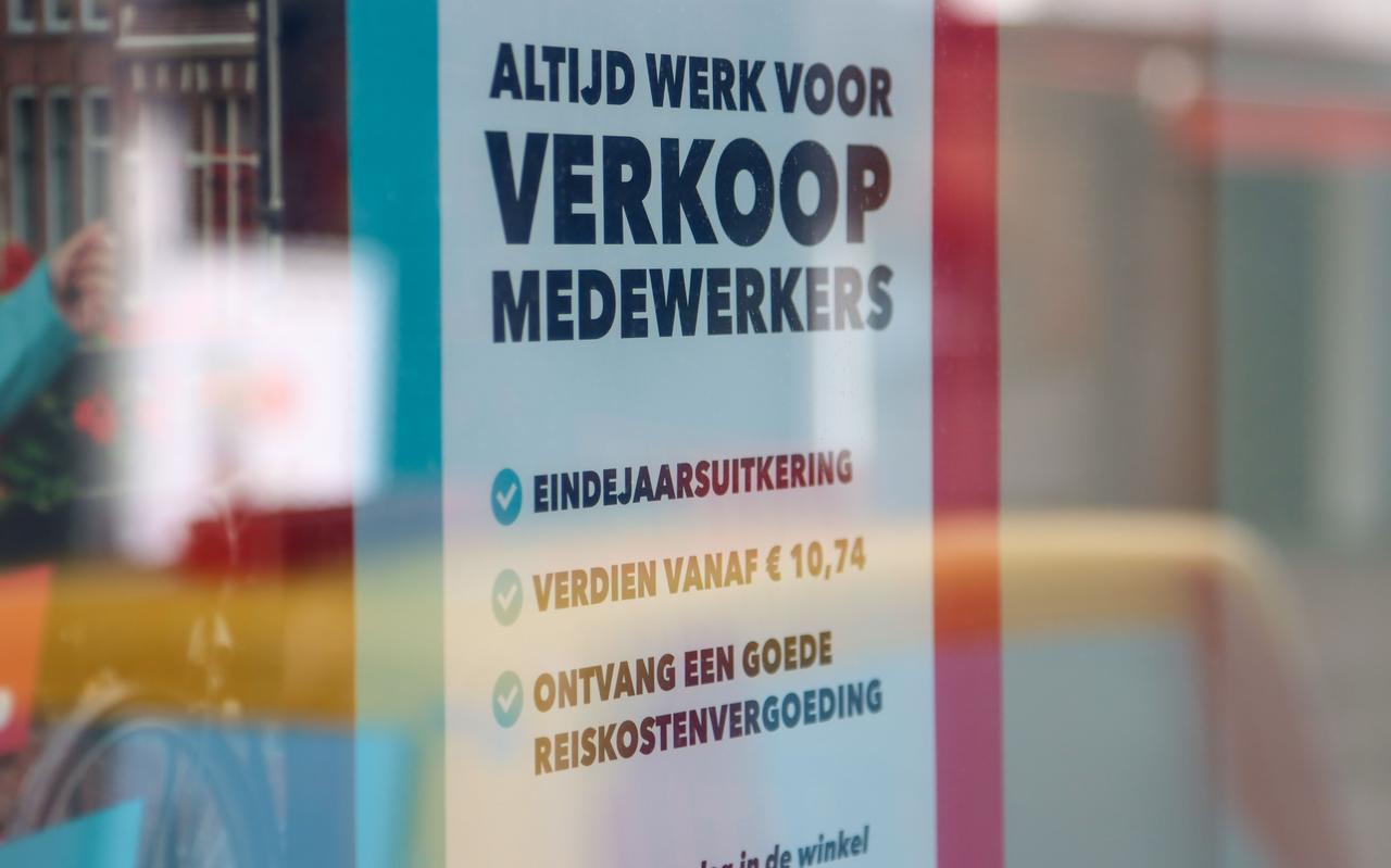 LEEUWARDEN - Een briefje op het raam van een bedrijf om personeel te vinden. LEEUWARDEN - Een briefje op het raam van een bedrijf om personeel te vinden.