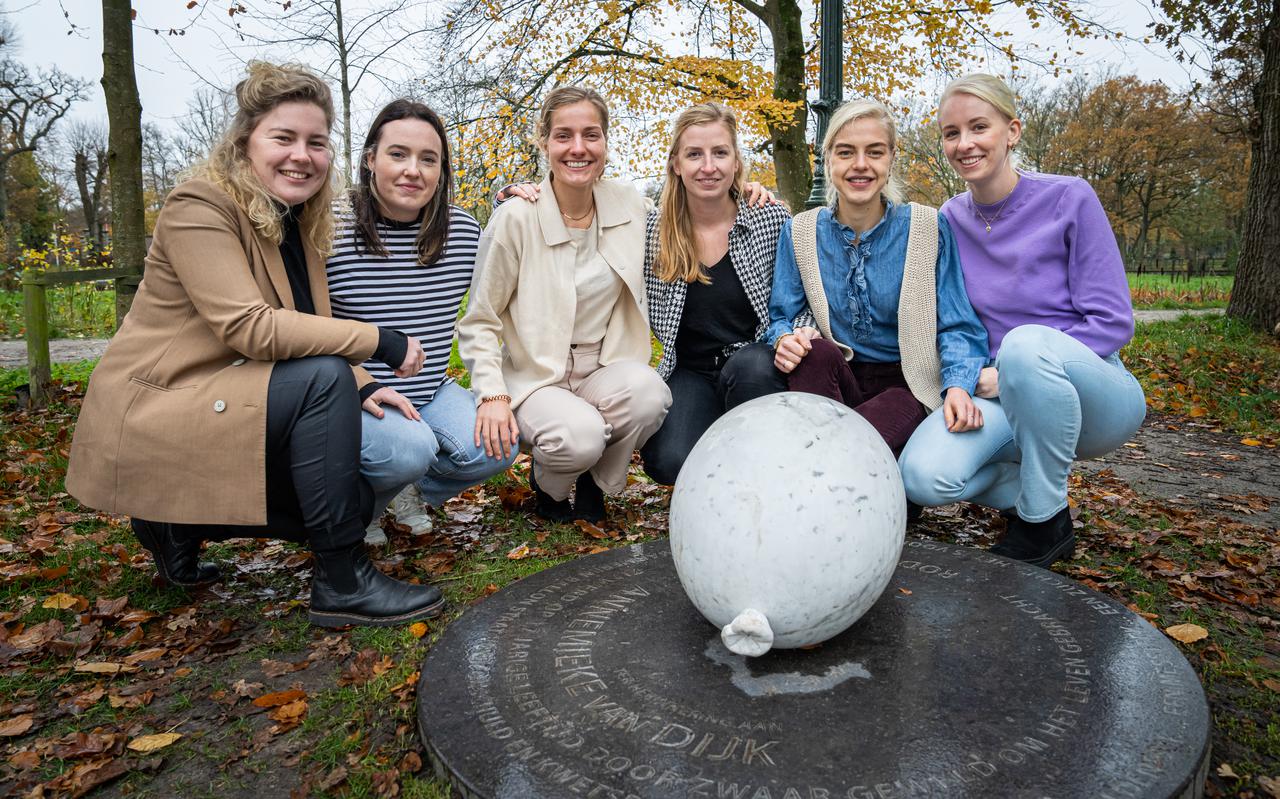 Zes vriendinnen van de  vermoorde Annemieke (17) uit Roden bij haar monument. Daniëlle, Jasmijn de Noord, Anne, Kirsten, Martine en Jasmijn Fierstra.