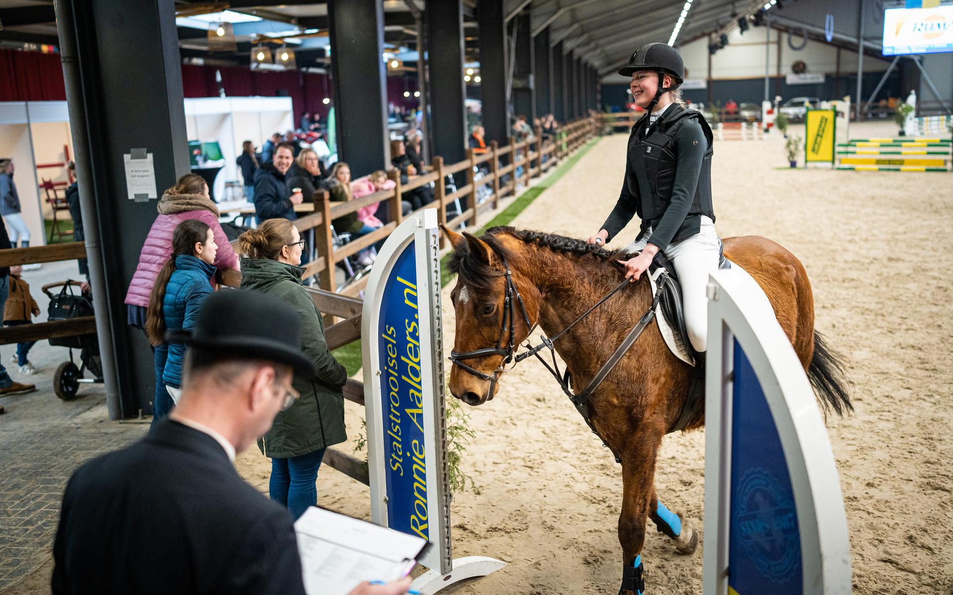Het achtdaagse Jumping Tolbert paardensportconcours in de Hedde Jan Cazemier manege startte dit weekeinde met dressuurwedstrijden en een zondagse ponydag.