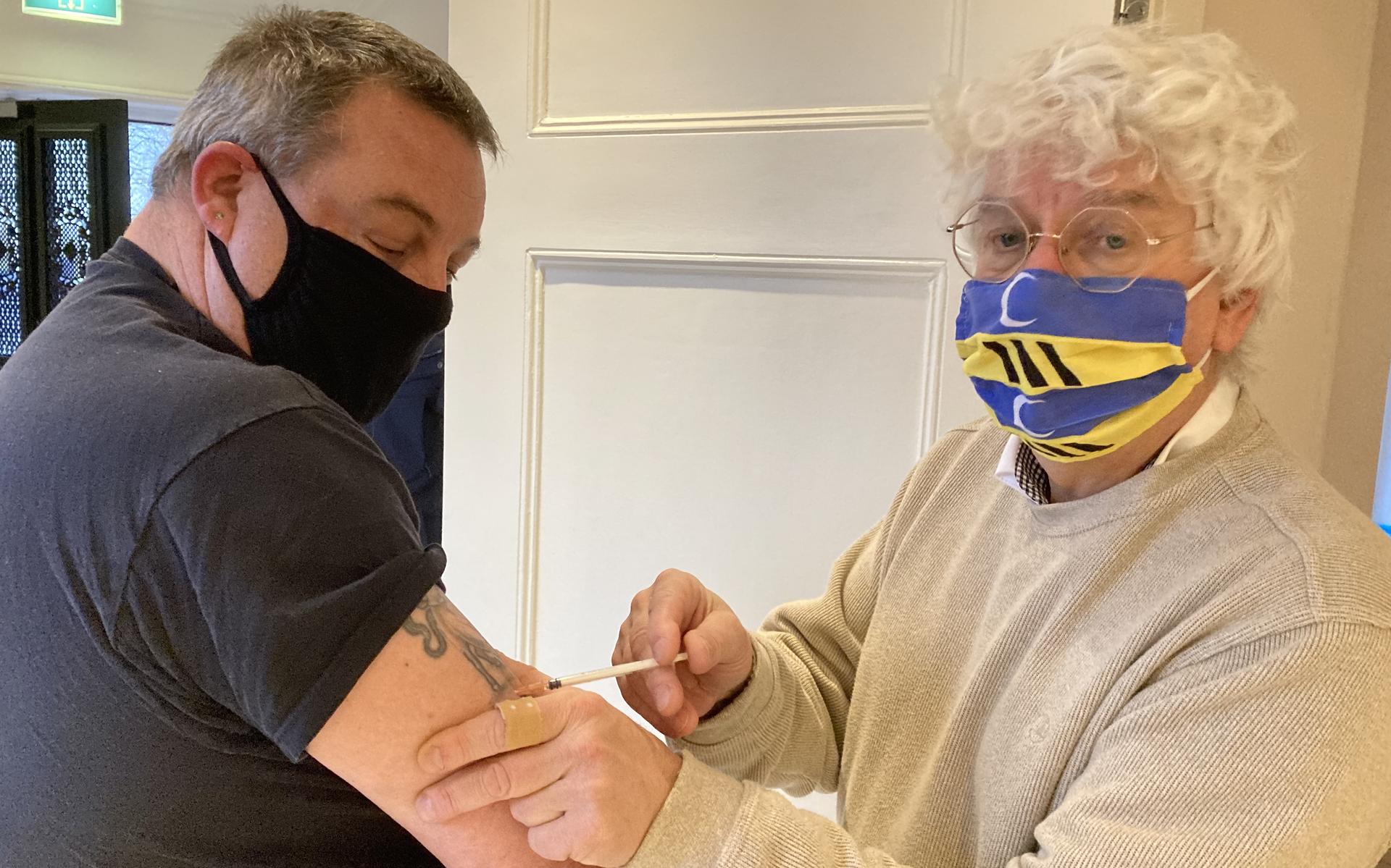 Huisarts Paul Rademaker uit Grijpskerk en zijn team zetten vijfhonderd vaccinaties. Hoe dat kan lees