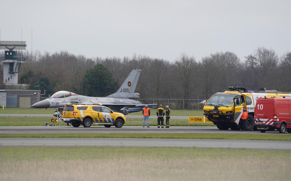                             
De gestrande F16 op Groningen Airport Eelde.                  
