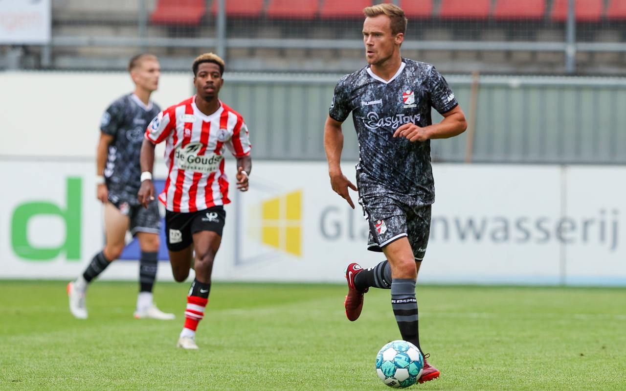 Maikel Kieftenbeld in actie voor FC Emmen tijdens het oefenduel met Sparta Rotterdam.