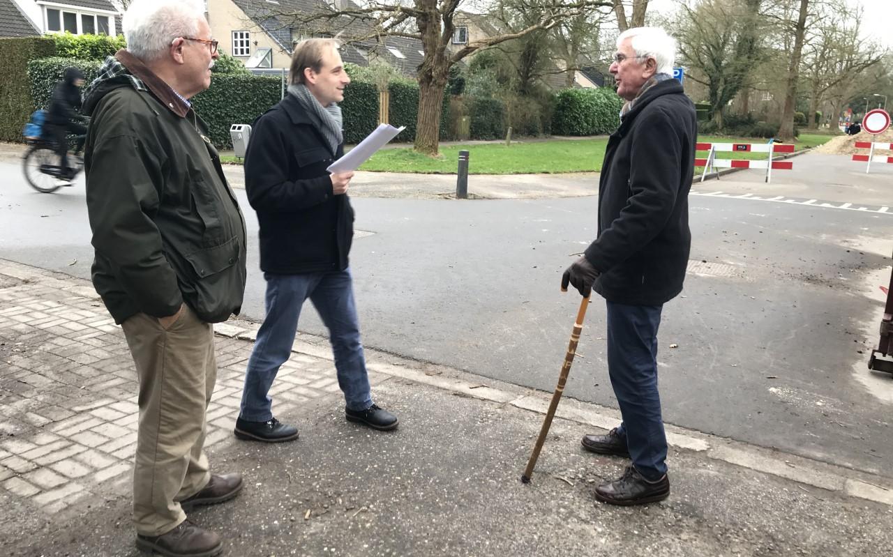 De Belangengroep Stationsgebied Haren aan de Rummerinkhof in Haren. Van links naar rechts: Jaap den Hollander, Ward Huting en Toon Sturm. De Belangengroep Stationsgebied Haren aan de Rummerinkhof in Haren. Van links naar rechts: Jaap den Hollander, Ward Huting en Toon Sturm.