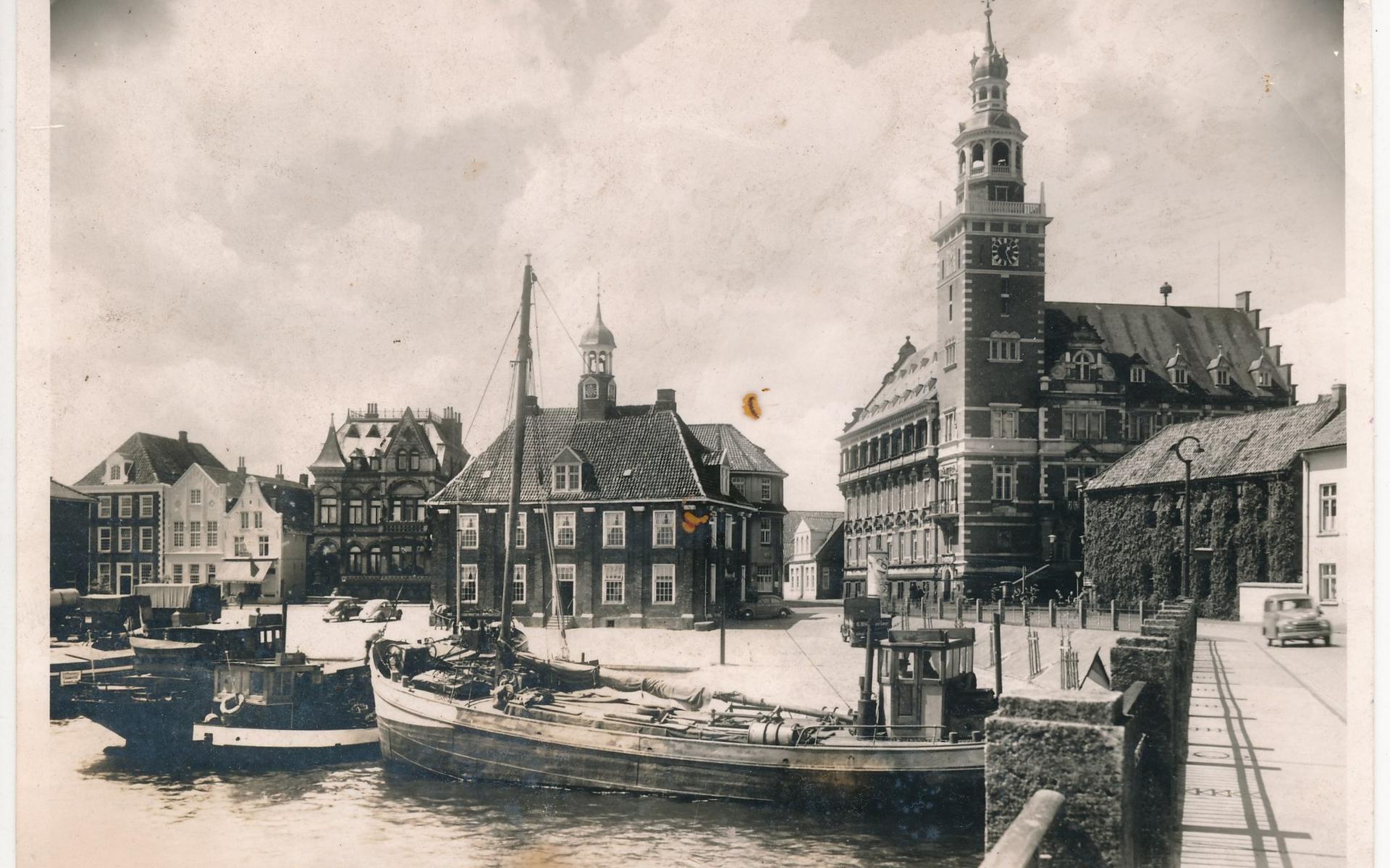 Het stadscentrum van Leer in de jaren na de oorlog, met rechts het stadhuis.