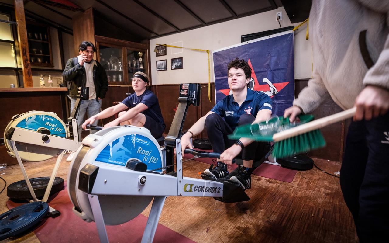 Leden van Aegir roeien 24 uur lang voor het Jeugdfonds Sport & Cultuur. Voor de foto worden nog snel wat plastic bierbekers weggehaald. Vlnr Chris Remerij, Jan Piebenga, Mitchell Rappoldt en Justus Aberson. Leden van Aegir roeien 24 uur lang voor het Jeugdfonds Sport & Cultuur. Voor de foto worden nog snel wat plastic bierbekers weggehaald. Vlnr Chris Remerij, Jan Piebenga, Mitchell Rappoldt en Justus Aberson.