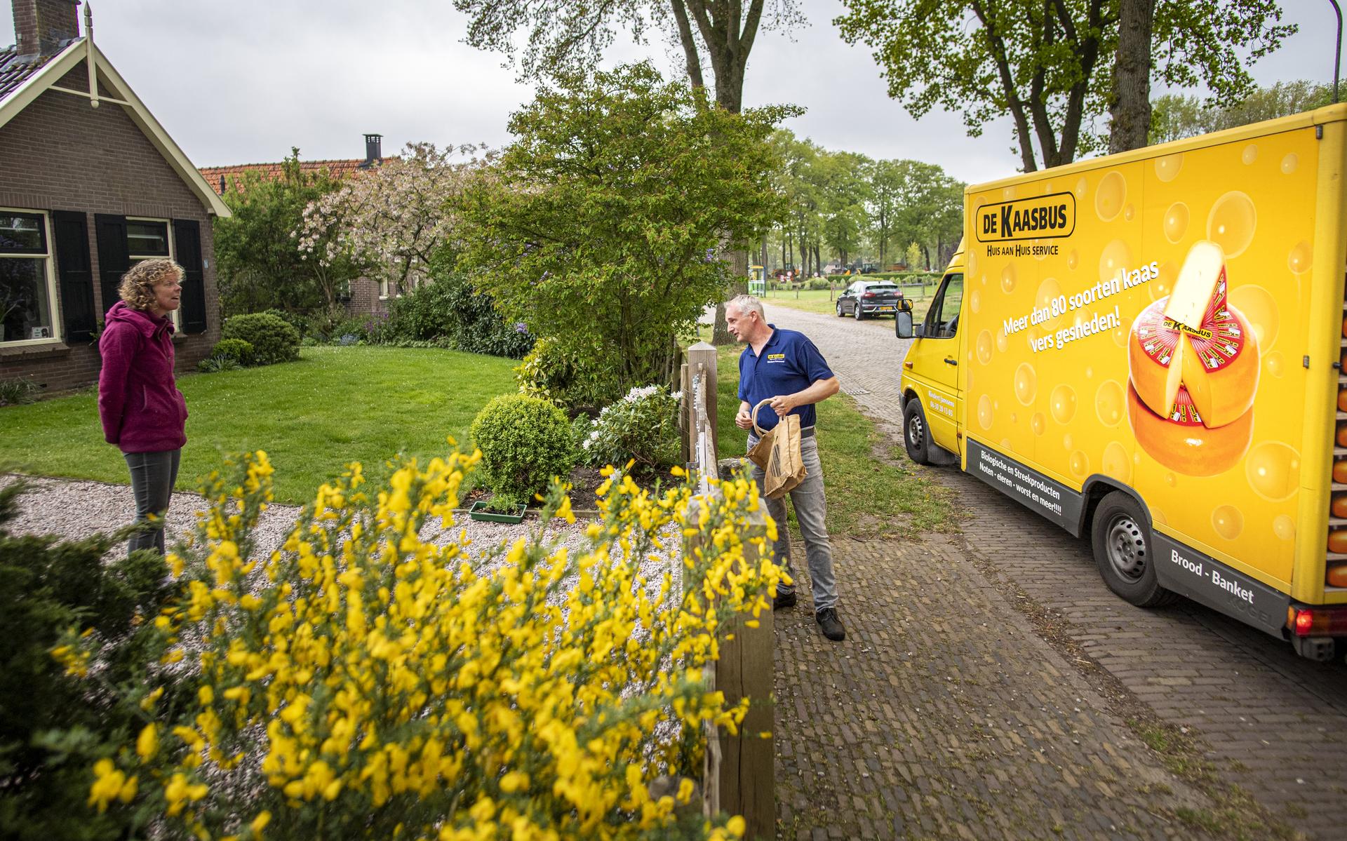 Kaasboer Rindert Janssens brengt in Lhee niet alleen kaas, maar tegenwoordig ook groente en fruit aan de man.