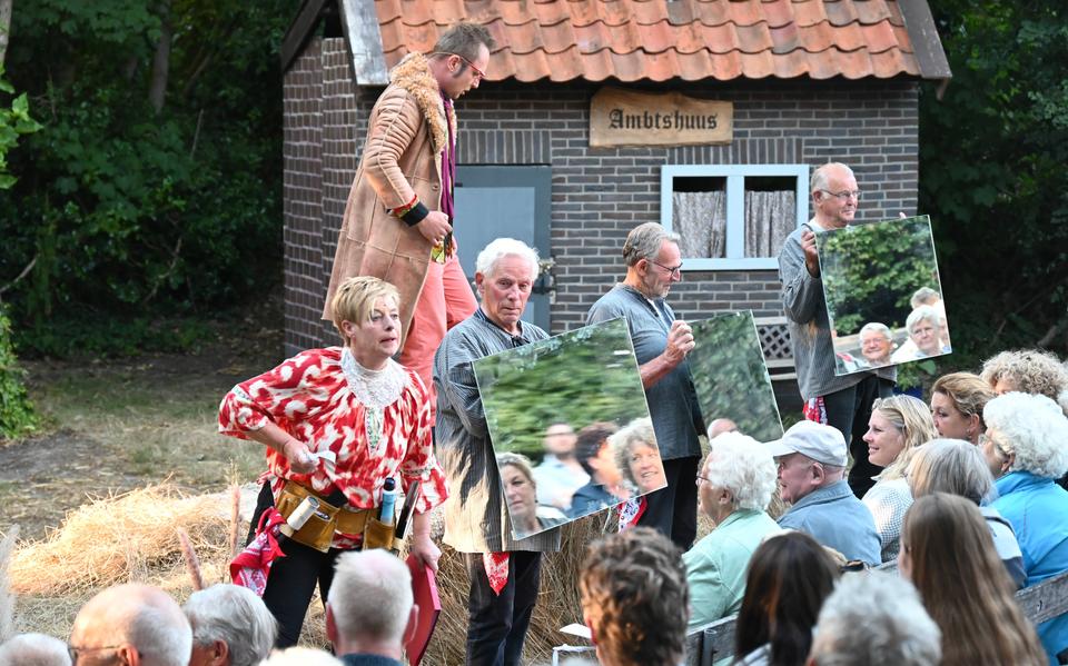 SOR 2022: De zilveren mannen houden het publiek een spiegel voor. Geheel links Truida Niezing, die naast de burgemeestersvrouw ook assistent-regisseur was van Harm.