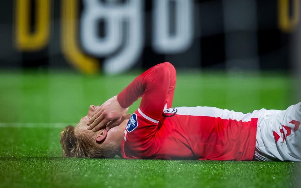 Julius Dirksen baalt nadat FC Emmen een treffer incasseert tegen Sparta Rotterdam. Dirksen is dicht bij een contractverlenging in Emmen.