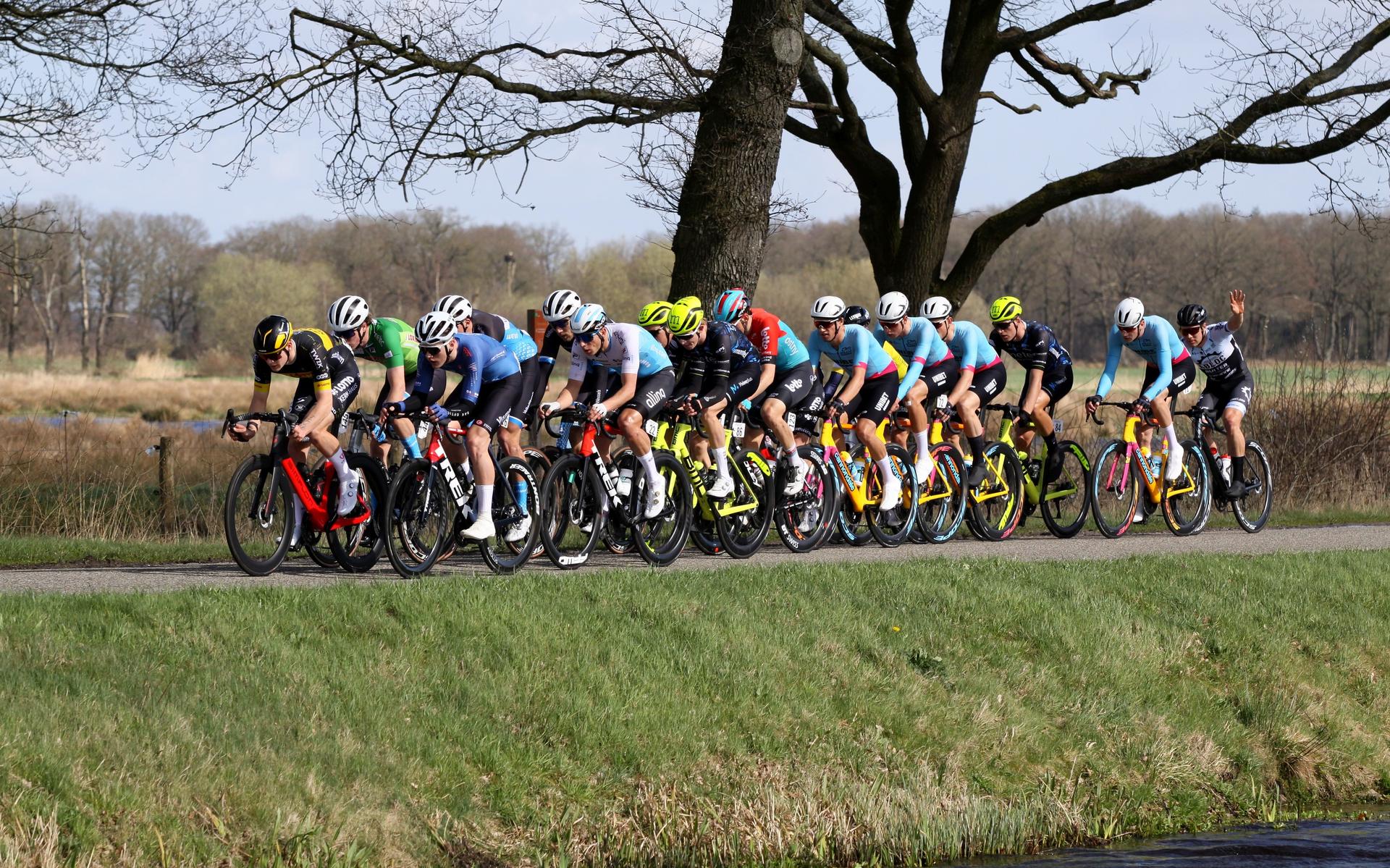 De kopgroep rijdt langs de Verlengde Hoogeveense Vaart bij Zwinderen. Foto Rudie Ottens