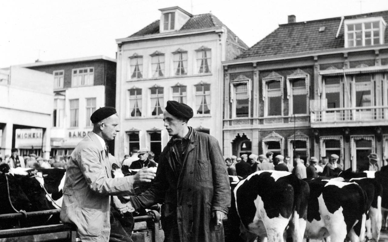 Handjeklap op de veemarkt in Leeuwarden in 1958.