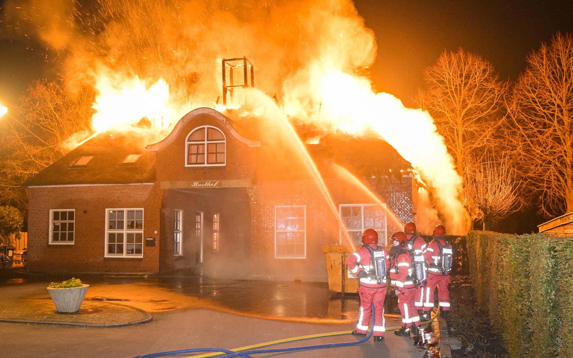 De brandweer schaalde op naar een grote brand. Foto: Richard Degenhart / ProNews Producties