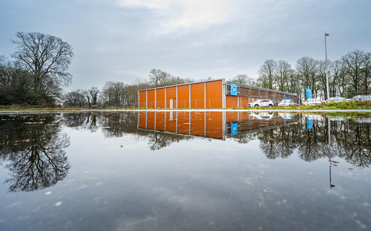 Op het lege terrein van de voormalige Prins Bernhardhoeve staat nu een tijdelijke Albert Heijn. Op het lege terrein van de voormalige Prins Bernhardhoeve staat nu een tijdelijke Albert Heijn.