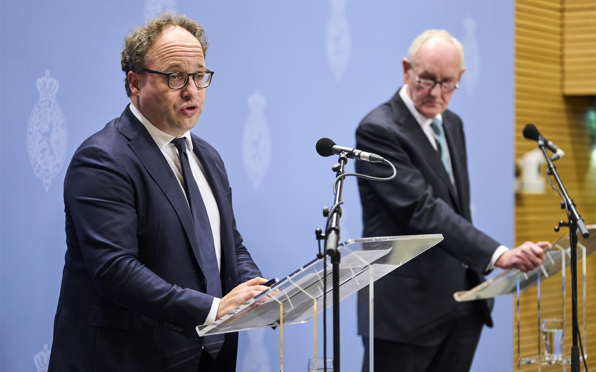 Informateurs Wouter Koolmees (links) en Johan Remkes geven een toelichting op de stand van zaken van de kabinetsformatie.