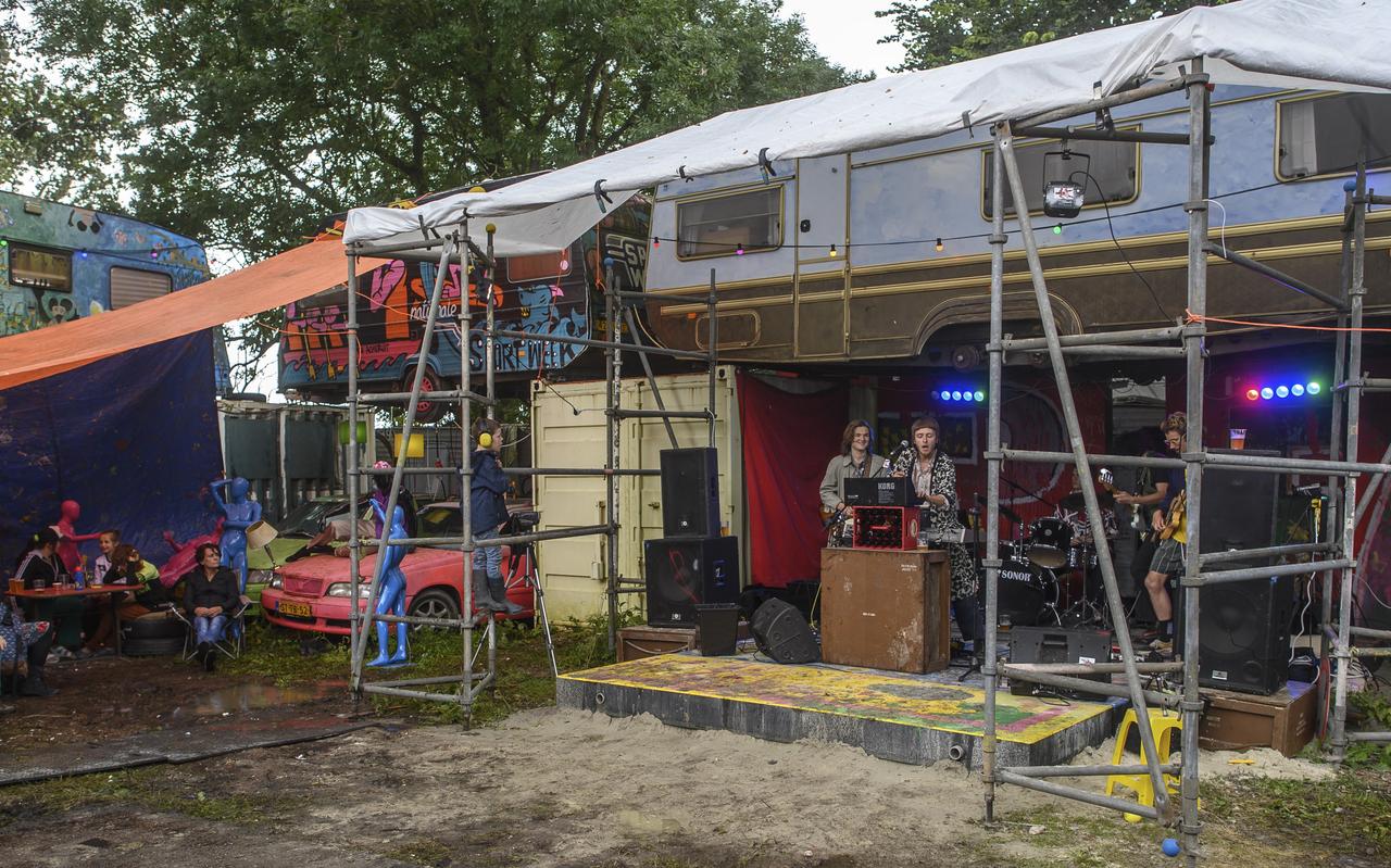 Bandjes, biertjes, hamburgers en een beetje regen: de vierde editie van het Zuiderveen Festival bij Winschoten. Bandjes, biertjes, hamburgers en een beetje regen: de vierde editie van het Zuiderveen Festival bij Winschoten.