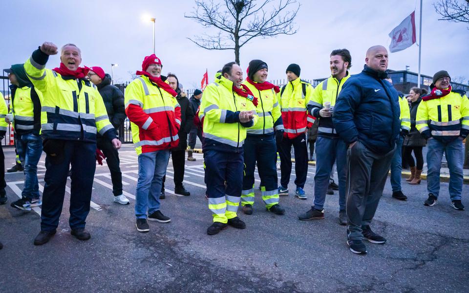 De straatvegers, vuilnismannen en mensen die de grachten schoon houden van de stadsreiniging in Utrecht legden vorige week het werk neer. Ze eisen meer loon. De staking leidde tot grote overlast in delen van de stad.