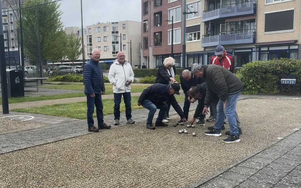 Op de jeu de boulesbaan, bij slecht weer met paraplu, wordt opperste concentratie afgewisseld met ontspannen lach. 