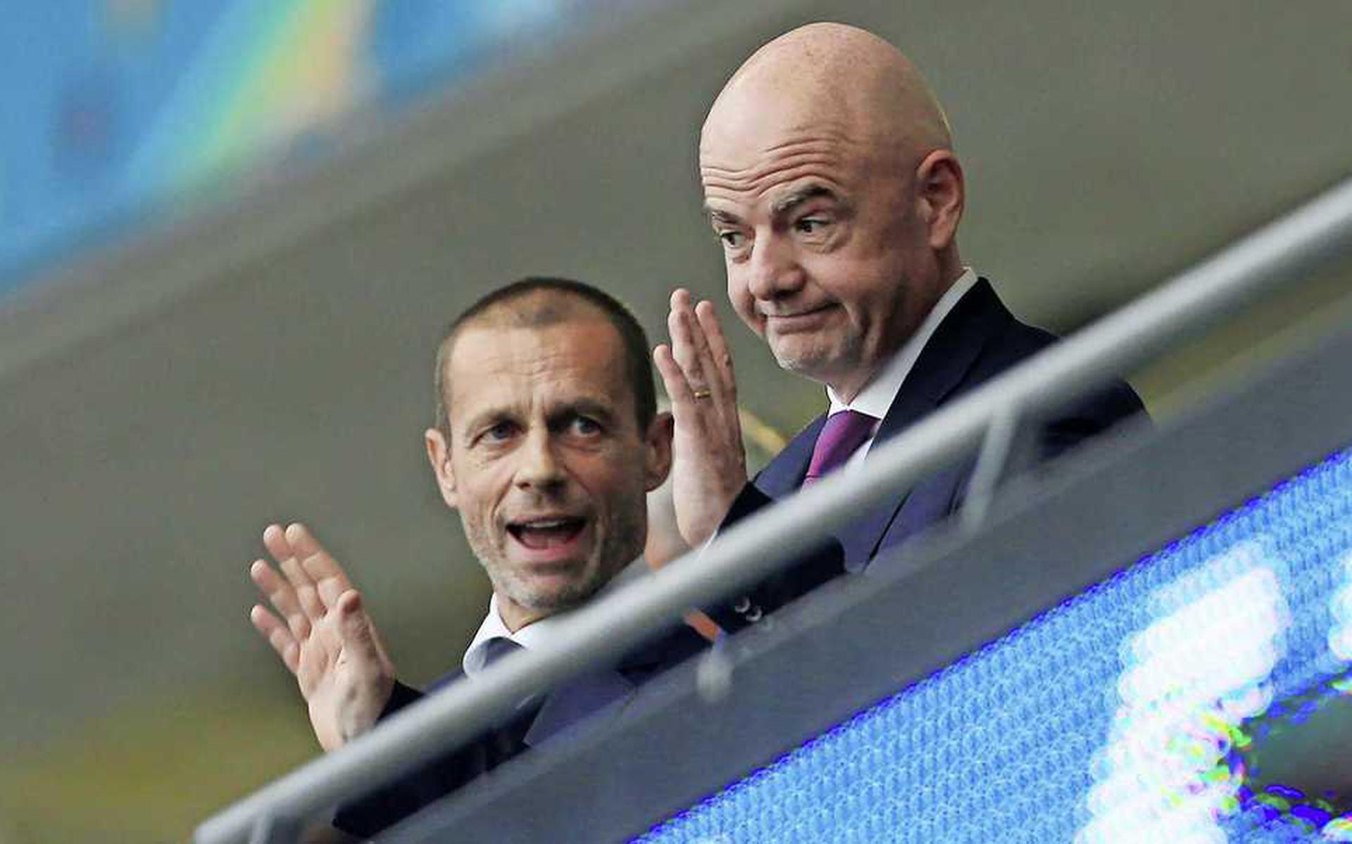 UEFA-president Aleksander Ceferin en FIFA-president Gianni Infantino (r.) op de tribune. Het duo doet er alles om zijn macht te behouden.