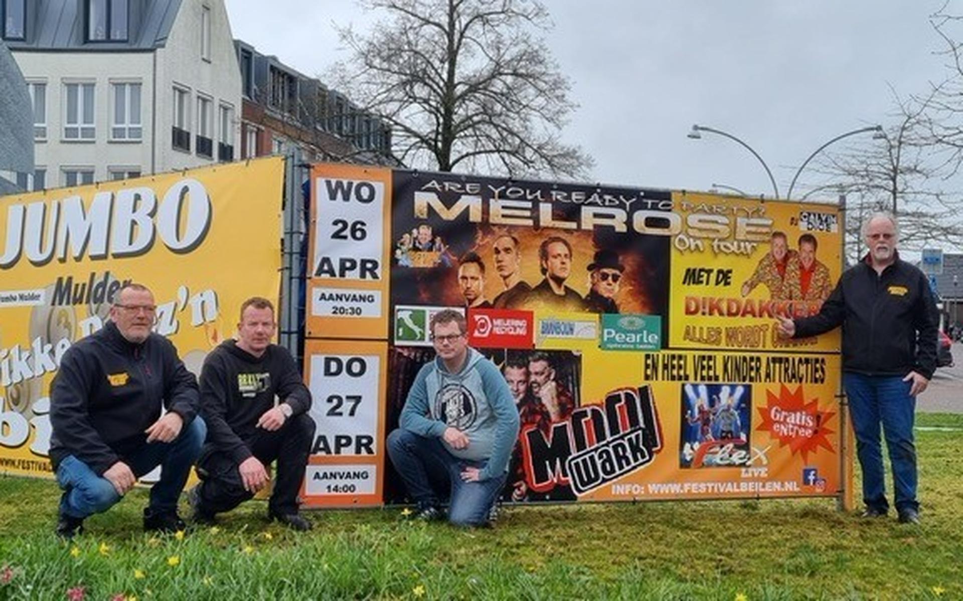 De organisatie bij het grote bord nabij de Brink.