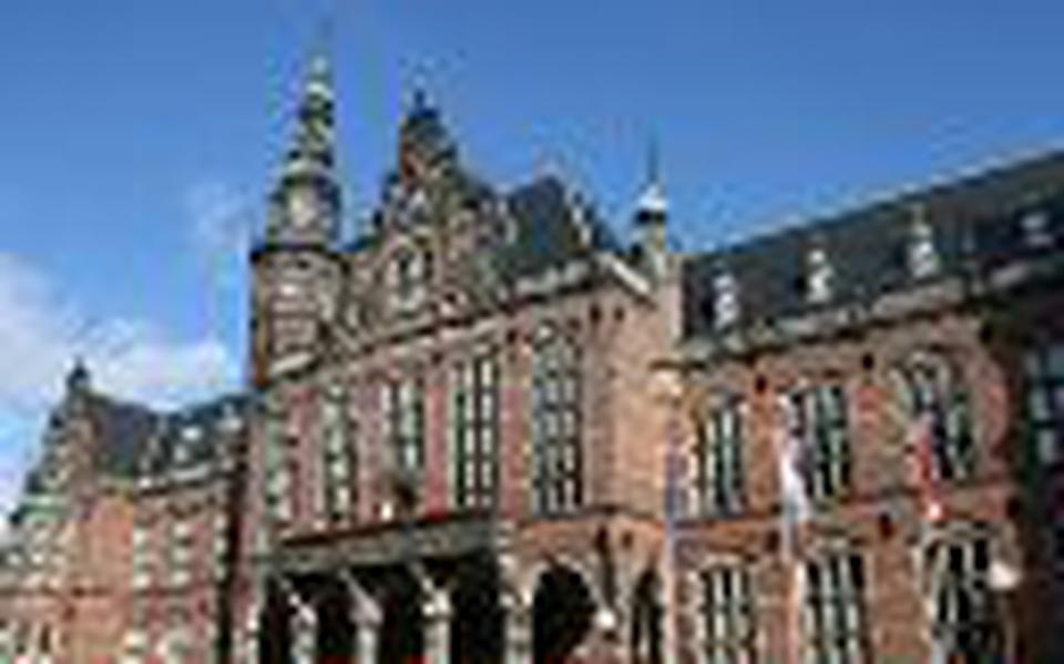 Een aantal faculteiten van de Rijksuniversiteit Groningen grijpt de kerstvakantie aan om gebouwen te sluiten en zo energie te besparen. Op de foto het Academiegebouw.