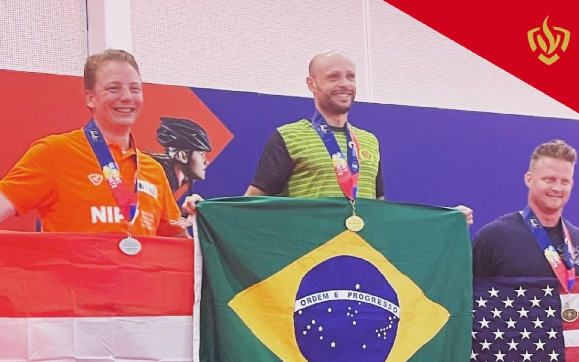 Dennis Klasen (links) op het podium van de WPFG.