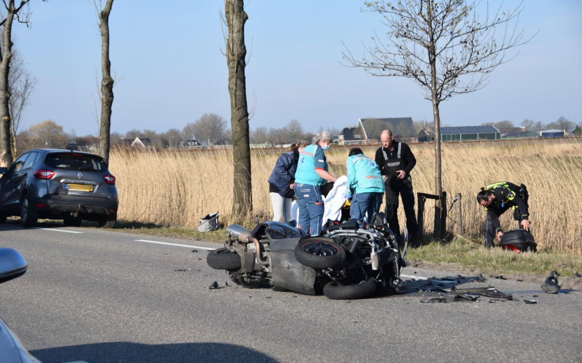 Twee gewonden bij botsing tussen motorscooter en auto in Grijpskerk