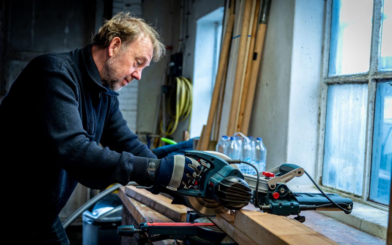 Acteur/regisseur Albert Secuur aan de slag in de werkplaats. Acteur/regisseur Albert Secuur aan de slag in de werkplaats.