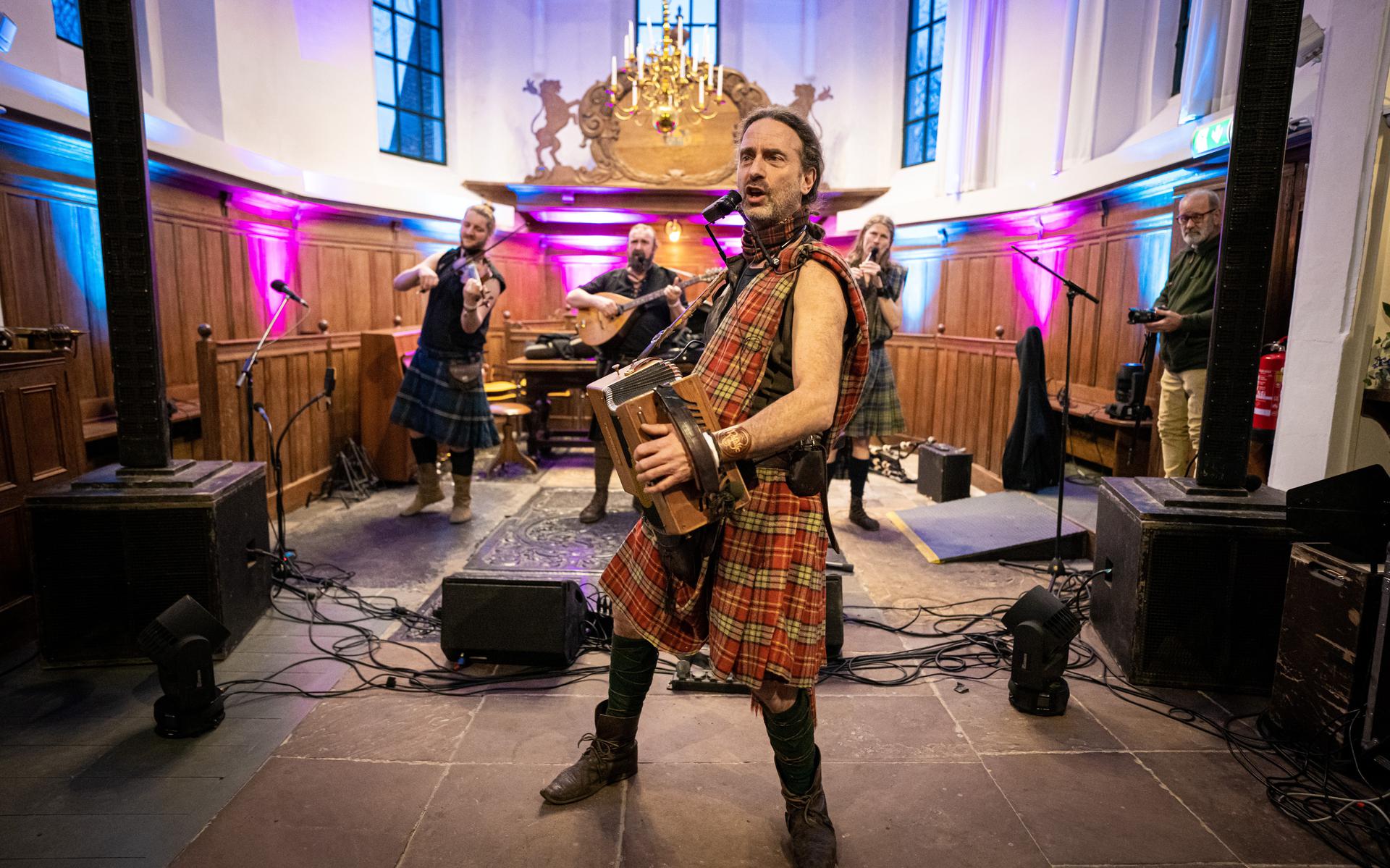 Folkband Rapalje was zaterdagavond  één van de acht acts tijdens het eerste Celtic Folk Festival in Eelde. Het festival werd georganiseerd door David Myles (rechts achter), lid van Rapalje.
