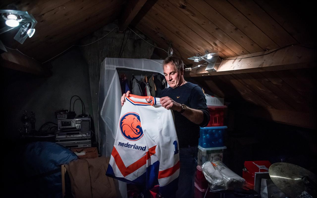 Henk Keijzer vindt op zolder een Oranje-shirt tussen zijn ijshockey memorabilia