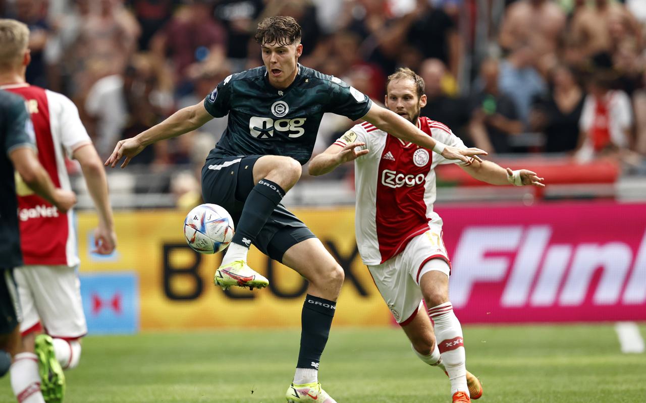 Jørgen Strand Larsen in actie tegen Ajax met in zijn kielzog Daley Blind. ,,Ik geef gewoon 100 procent.''