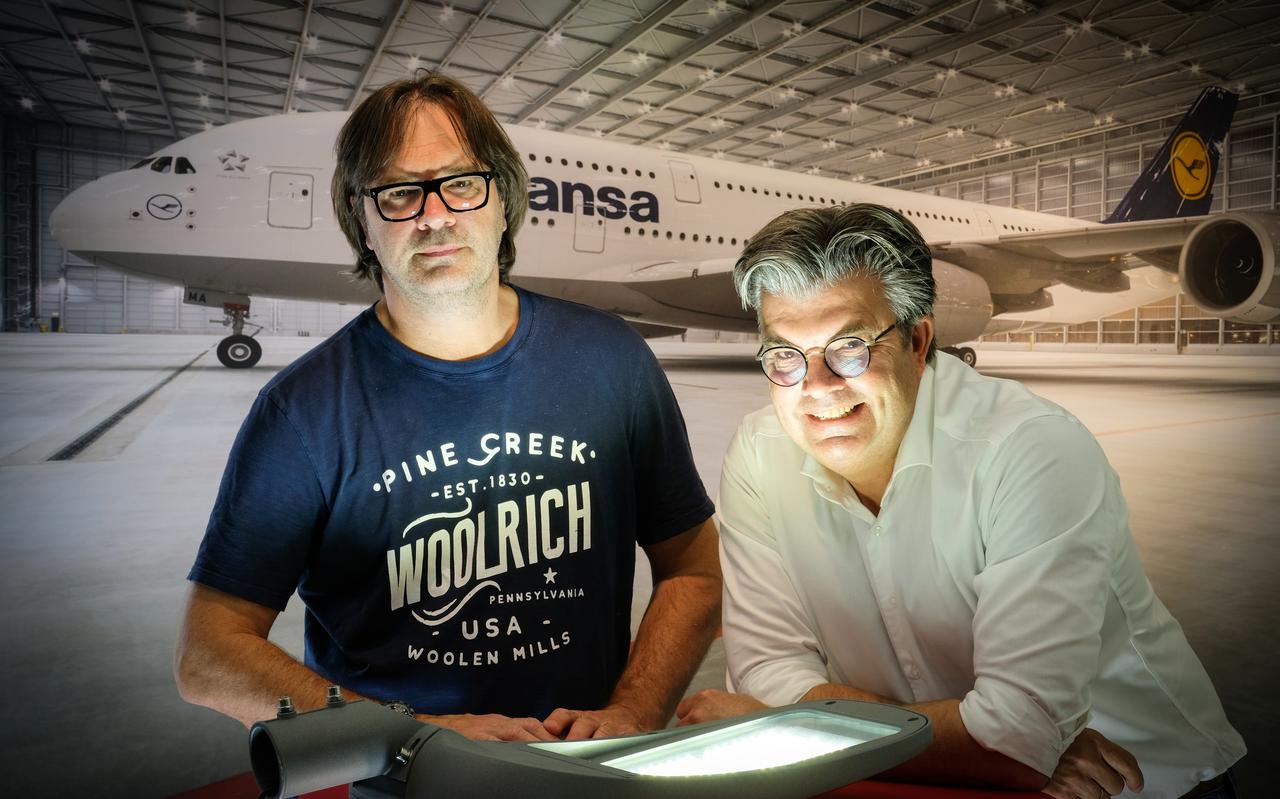 Harry (links) en Tjark Klasens leveren wereldwijd lichtarmaturen. 