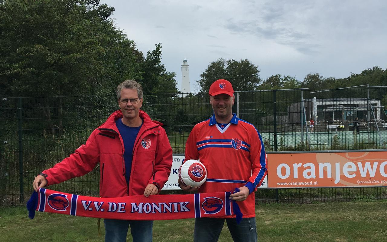 Voorzitter Jelle Jong en coach Jan van der Zaag proberen het met De Monnik dit seizoen een treetje hoger, in de reserve-vierde klasse.