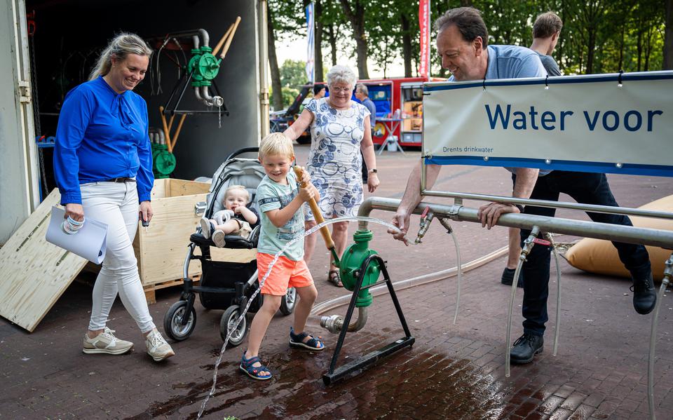 Andries Ophof van waterbedrijf WMD (rechts) in de weer tijdens een publieksdemonstratie in Zuidlaren.