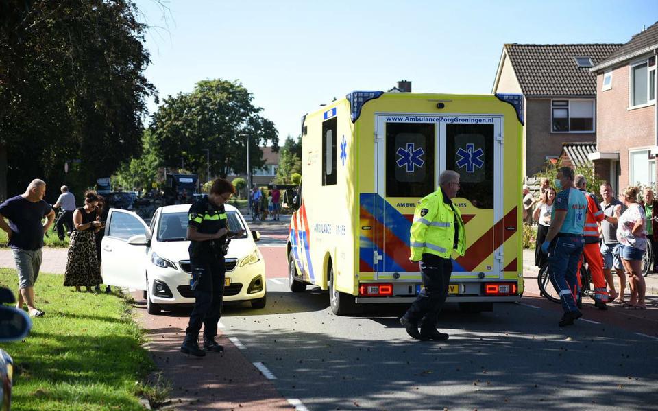 Meisje gewond geraakt na aanrijding door een auto in Veendam, traumahelikopter komt ter plaatse om hulp te verlenen.