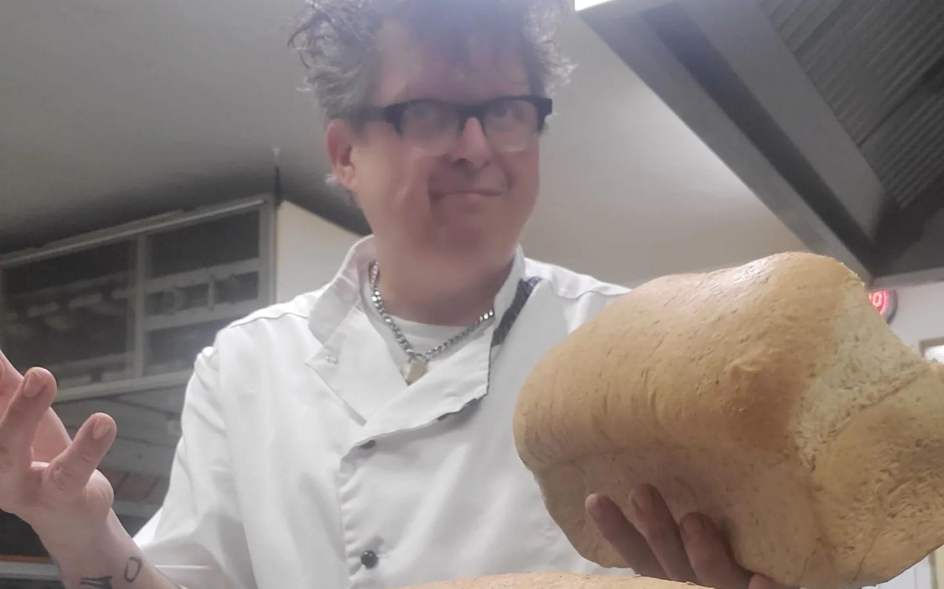 Bakker Dick uit Noordscheschut bakt 'Jettenbrood' op 150 graden. 'Het ziet er niet uit, klef en onve