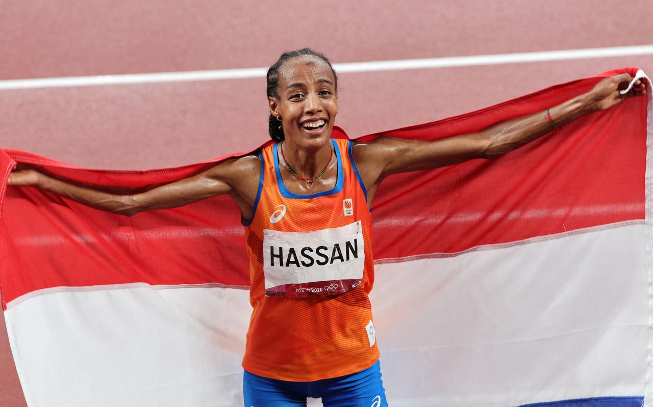 Sifan Hassan viert haar goud op de 5000 meter tijdens de Olympische Spelen.