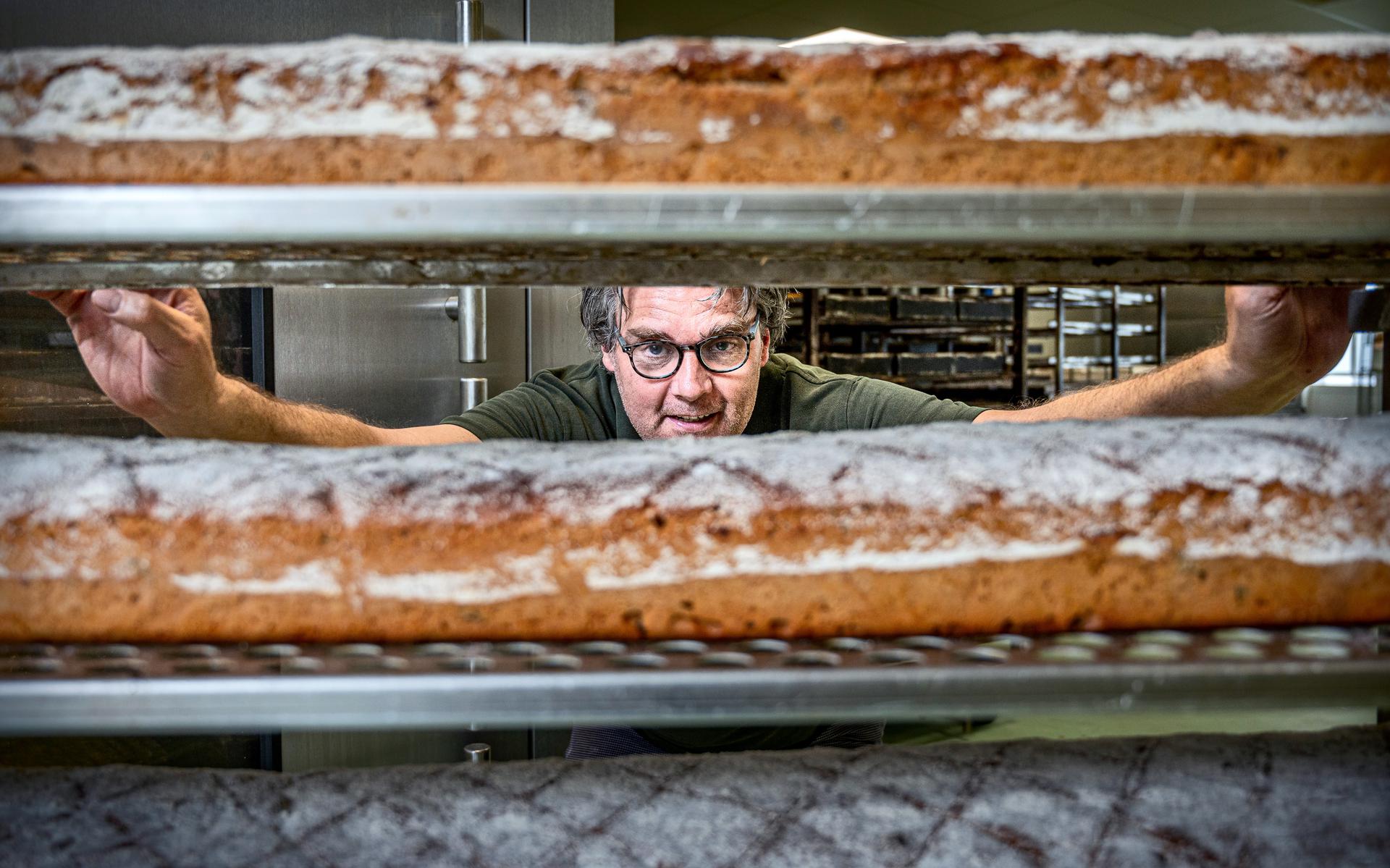 Edwin Knol bakt Groninger Koek. Knols koek bestaat 100 jaar.