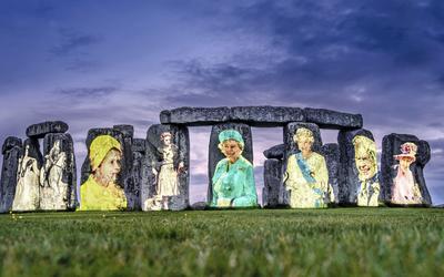 Op Stonehenge zijn beelden van koningin Elizabeth geprojecteerd, voor elk decennium één, ter ere van haar platina jubileum. 