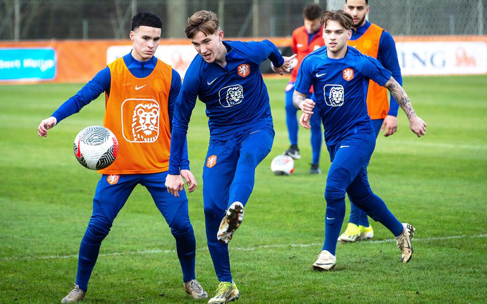 Tygo Land (midden)  in actie tijdens de training van Oranje Onder 19 in Rolde.