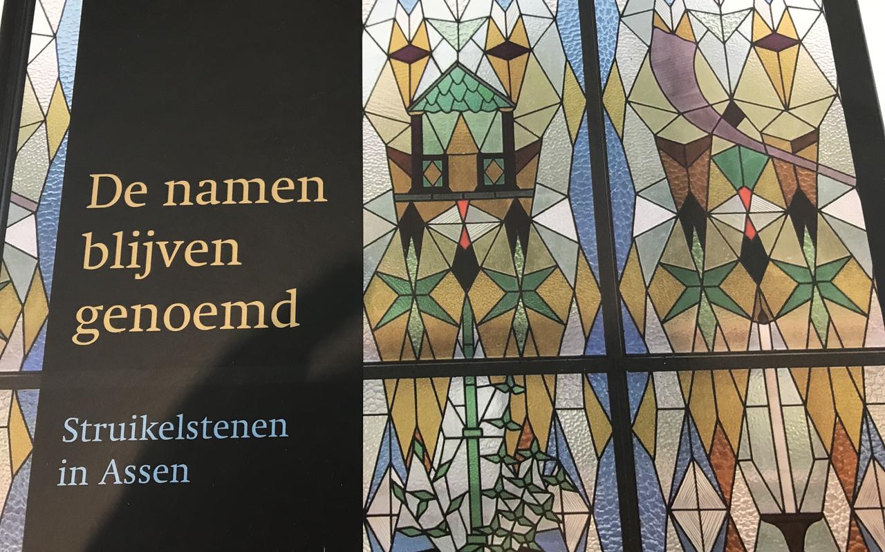 De glas-in-lood ramen sieren het boek van de Stichting Struikelstenen Assen. De glas-in-lood ramen sieren het boek van de Stichting Struikelstenen Assen.