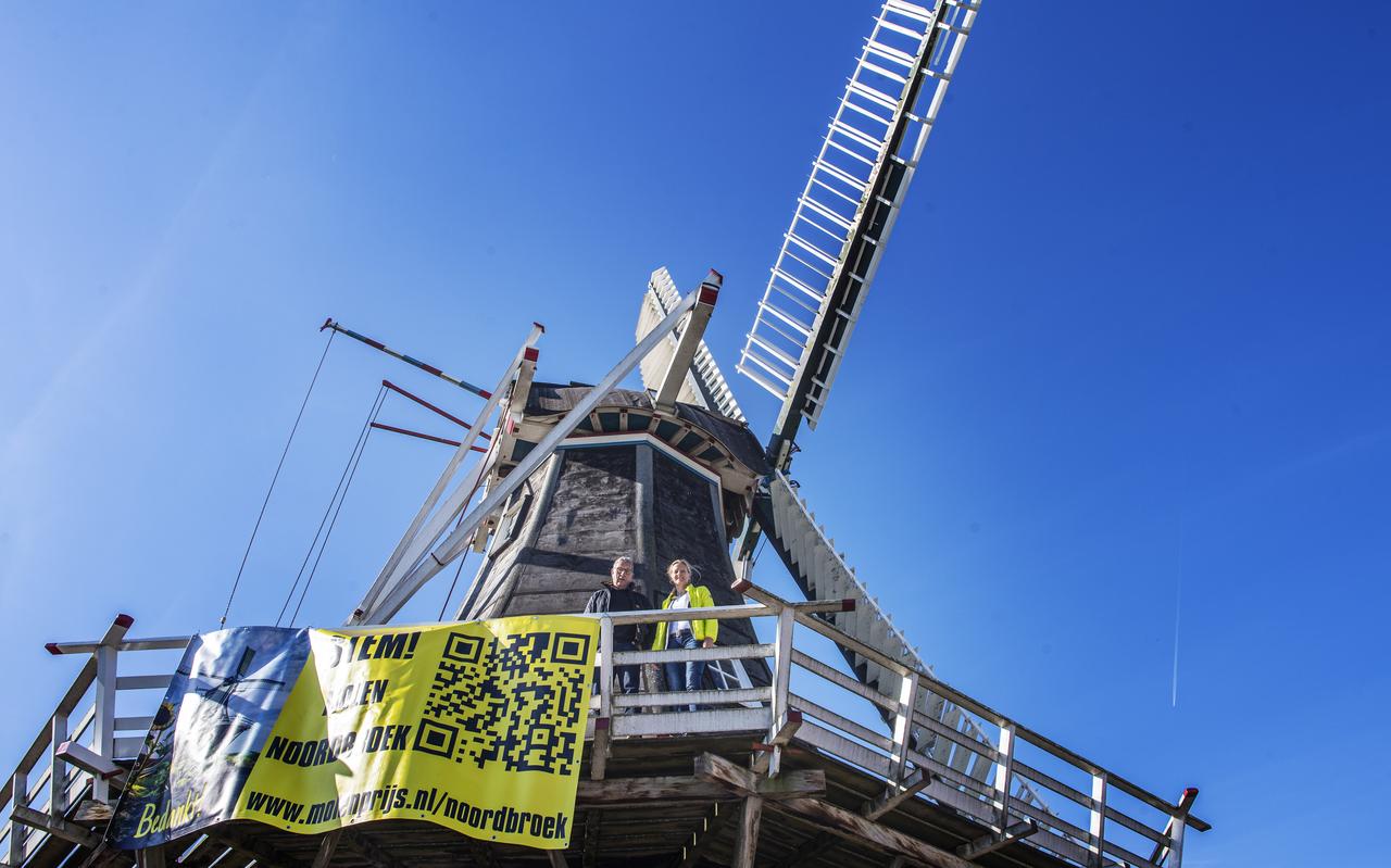 Nicole Bakker (rechts) en Nico Papineau Salm, directeur en voorzitter van de Hollandsche Molen, bekijken de Noordstar. Nicole Bakker (rechts) en Nico Papineau Salm, directeur en voorzitter van de Hollandsche Molen, bekijken de Noordstar.