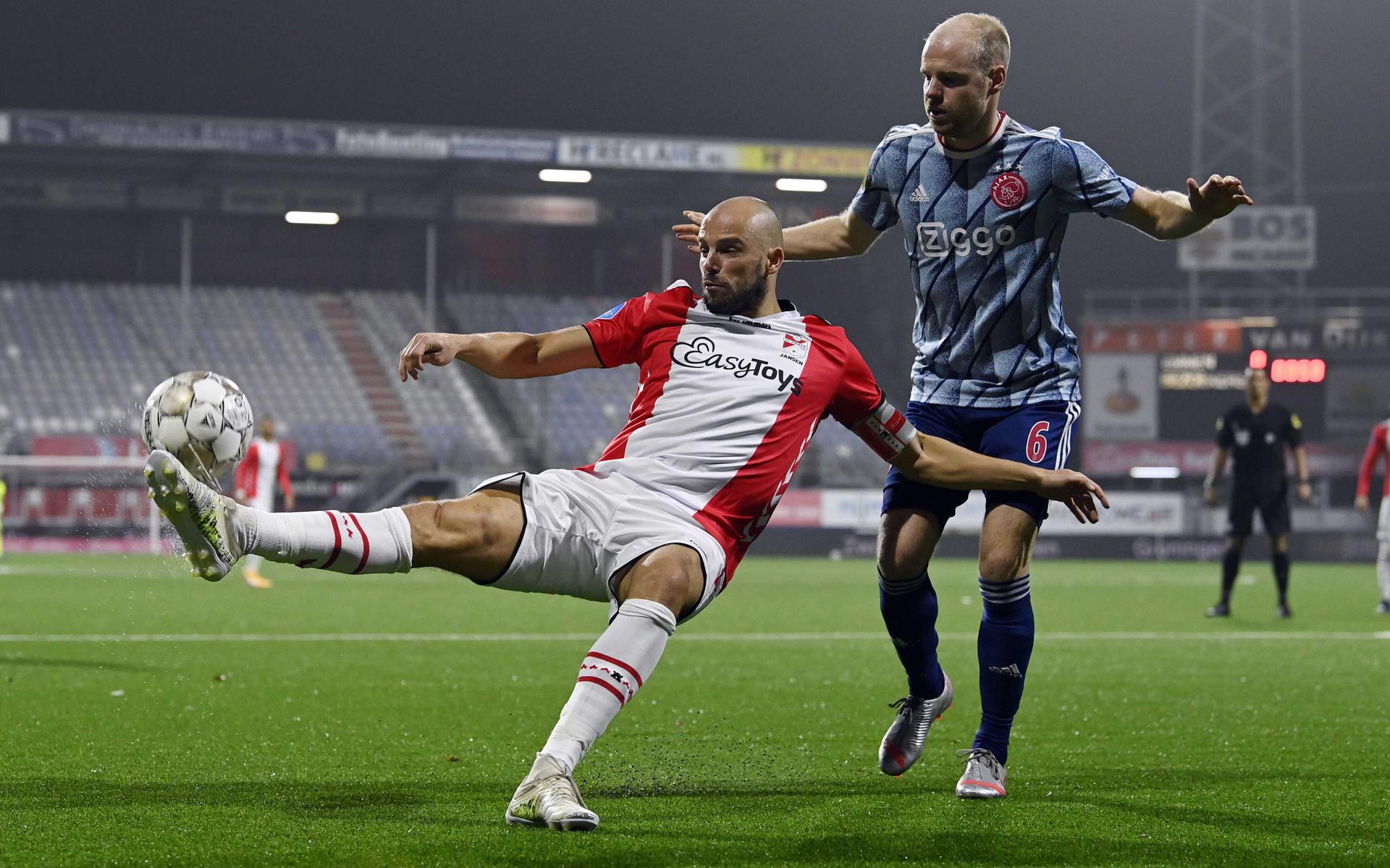 Anco Jansen namens FC Emmen in duel met Davy Klaassen van Ajax.