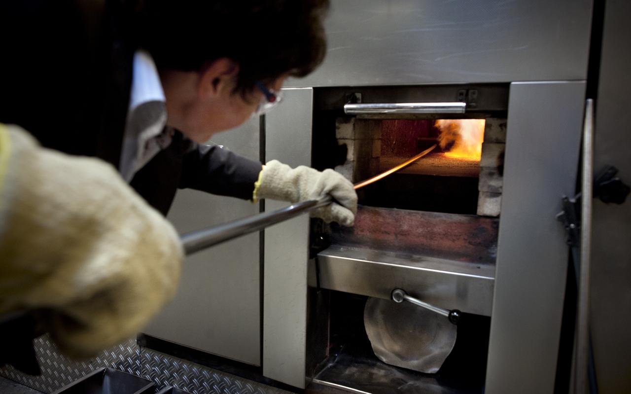 Een medewerkster van crematorium Stilleweer in Appingedam bij een van de ovens. Een medewerkster van crematorium Stilleweer in Appingedam bij een van de ovens.
