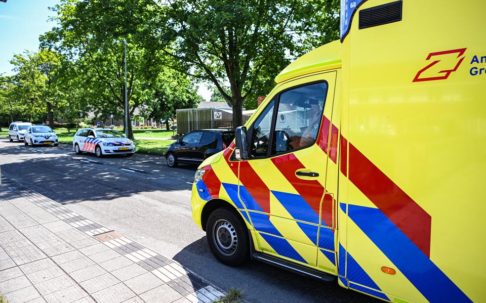 Voetganger raakt gewond bij kop-staartbotsing tussen twee autos op zebrapad aan Abraham Kuypersingel in Hoogezand.