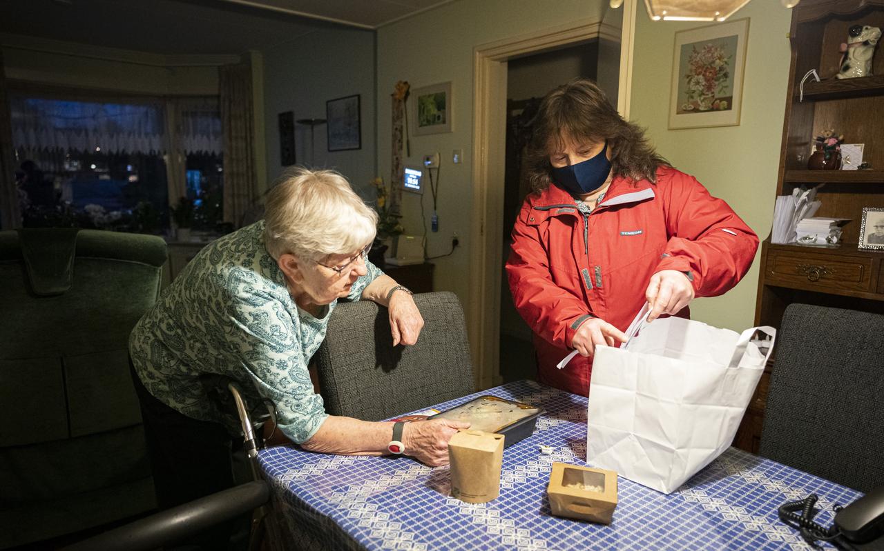 Mevrouw Tiny Oltmans inspecteert de maaltijd die Ineke Bossinga bij haar bezorgt. Mevrouw Tiny Oltmans inspecteert de maaltijd die Ineke Bossinga bij haar bezorgt.