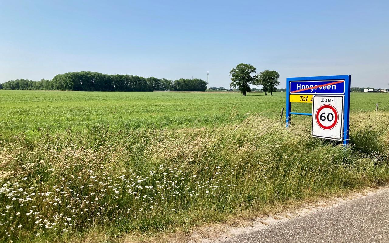 Hier moet de nieuwe woonwijk van Nijstad-Oost verrijzen. Op de achtergrond het gasbehandelingsstation van de NAM. Hier moet de nieuwe woonwijk van Nijstad-Oost verrijzen. Op de achtergrond het gasbehandelingsstation van de NAM.