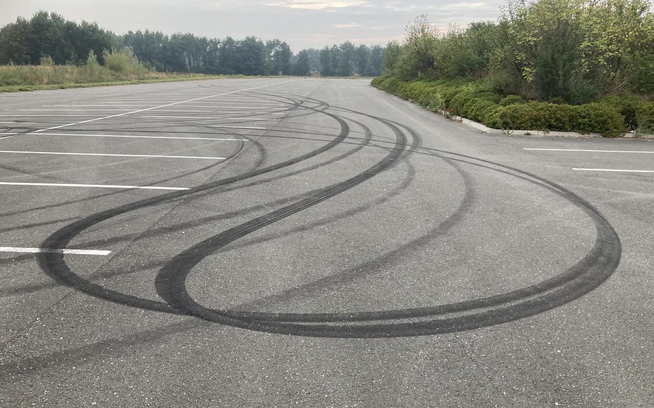 Het parkeerterrein, waar de afgelopen jaren vrijwel nooit een auto geparkeerd stond, werd wel gebruikt als crossgebied. Het parkeerterrein, waar de afgelopen jaren vrijwel nooit een auto geparkeerd stond, werd wel gebruikt als crossgebied.