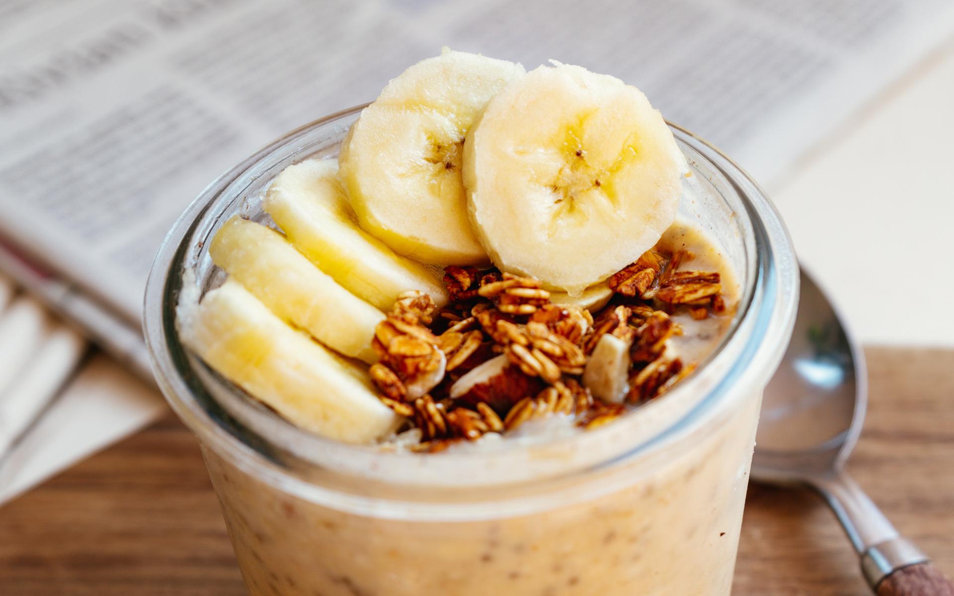 Quick and easy breakfast: overnight oats with banana and peanut butter |  what are we eating today